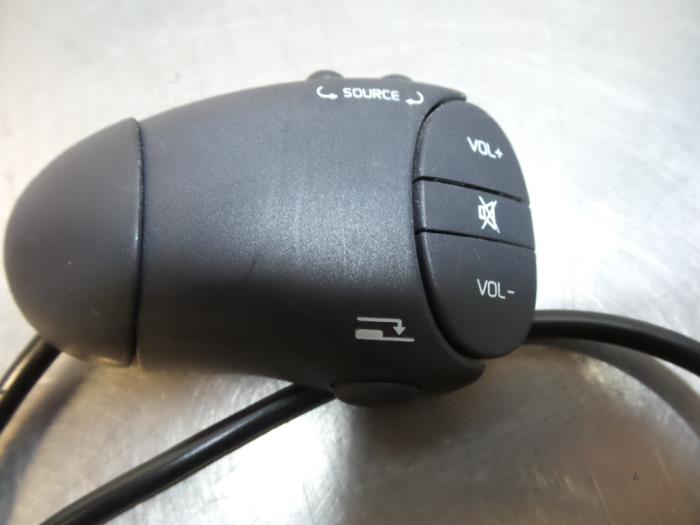 Steering wheel mounted radio control from a Renault Clio II (BB/CB) 1.4 16V 2001