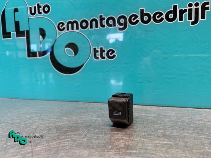 Usados Interruptor de ventanilla eléctrica Audi A8 (D2) 3.7 V8 32V Quattro Precio € 10,00 Norma de margen ofrecido por Autodemontagebedrijf Otte