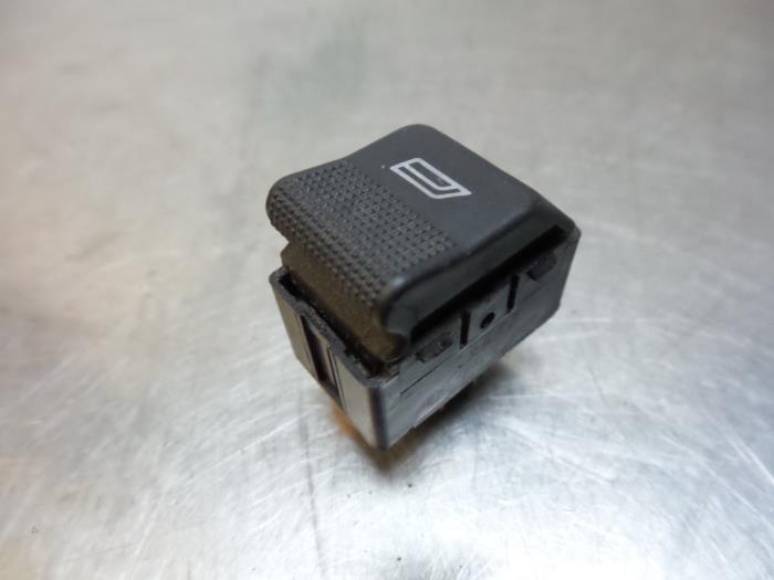 Usados Interruptor de ventanilla eléctrica Audi A8 (D2) 3.7 V8 32V Quattro Precio € 10,00 Norma de margen ofrecido por Autodemontagebedrijf Otte