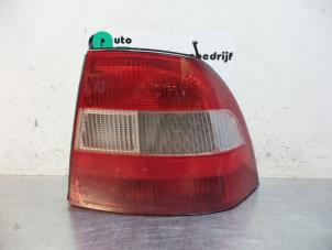 Używane Tylne swiatlo pozycyjne prawe Opel Vectra B (36) 1.6 16V Ecotec Cena € 25,00 Procedura marży oferowane przez Autodemontagebedrijf Otte