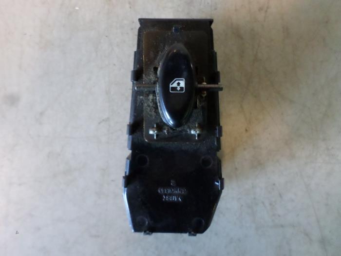 Usados Interruptor de ventanilla eléctrica Hyundai Coupe 2.0i 16V Precio € 15,00 Norma de margen ofrecido por Autodemontagebedrijf Otte