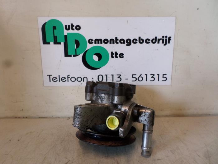 Usagé Pompe de direction Hyundai Coupe 2.0i 16V Prix € 40,00 Règlement à la marge proposé par Autodemontagebedrijf Otte