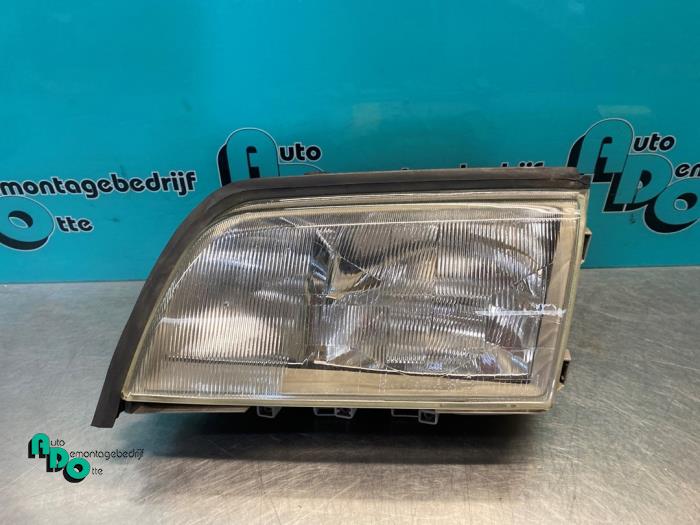 Używane Reflektor lewy Mercedes C (W202) 1.8 C-180 16V Cena € 30,00 Procedura marży oferowane przez Autodemontagebedrijf Otte