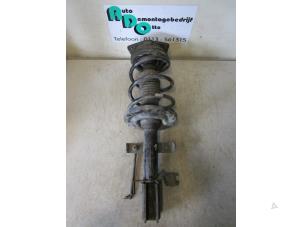Used Front shock absorber rod, right Renault Clio III (BR/CR) 1.5 dCi 85 Price € 30,00 Margin scheme offered by Autodemontagebedrijf Otte