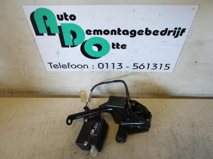 Tailgate lock mechanism from a BMW 5 serie Touring (E39) 530d 24V 1999