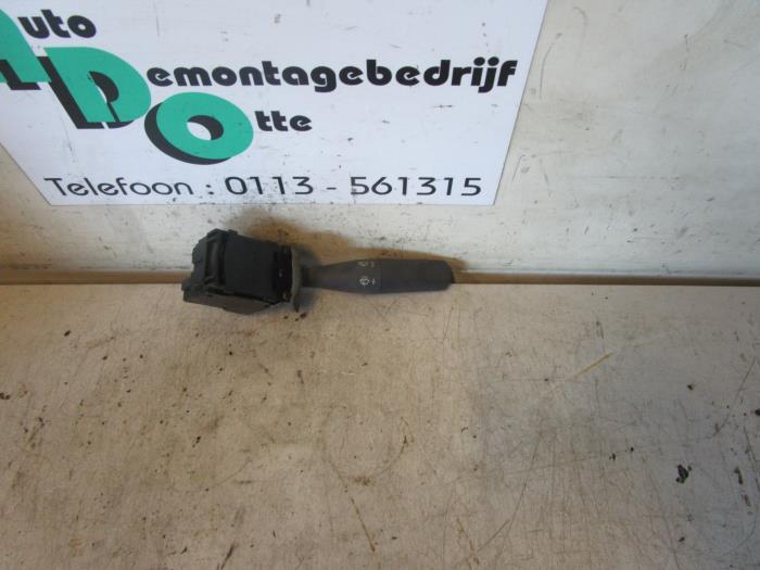 Interruptor de limpiaparabrisas de un Peugeot Partner 1.9 D 2000