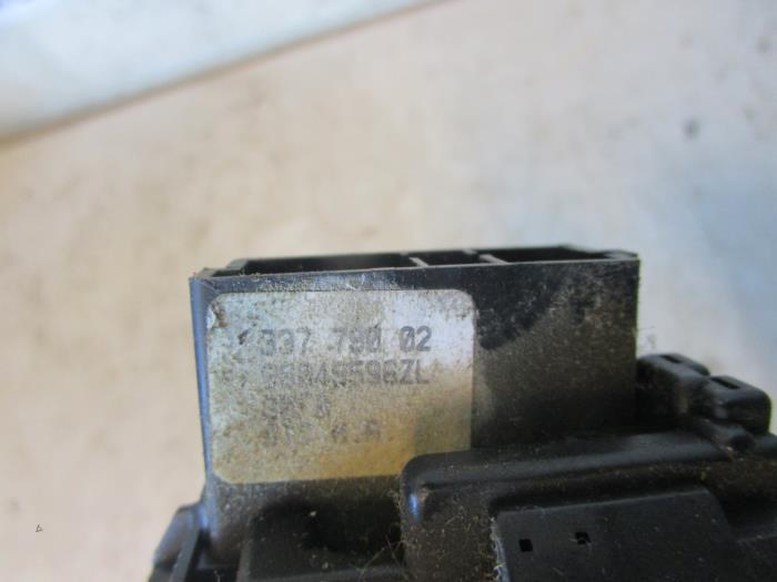 Interruptor de limpiaparabrisas de un Peugeot Partner 1.9 D 2000