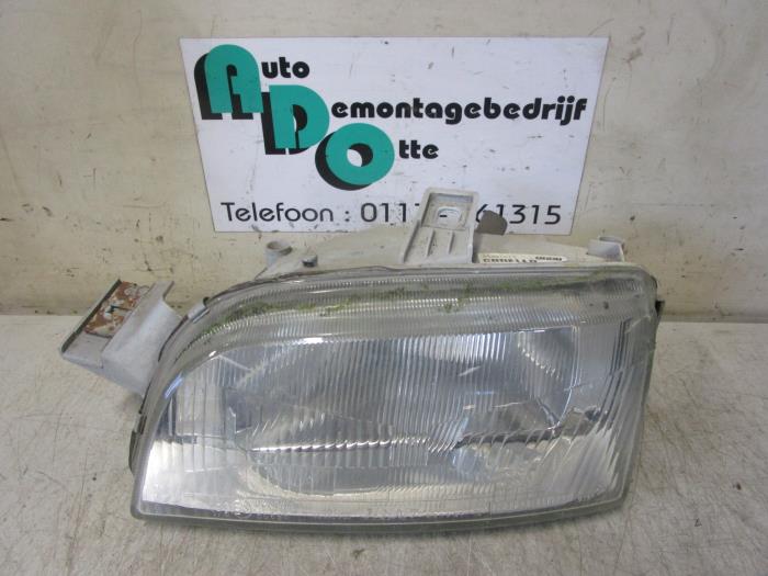 Headlight, left from a Fiat Punto I (176) 60 1.2 S,SX,Selecta 1999