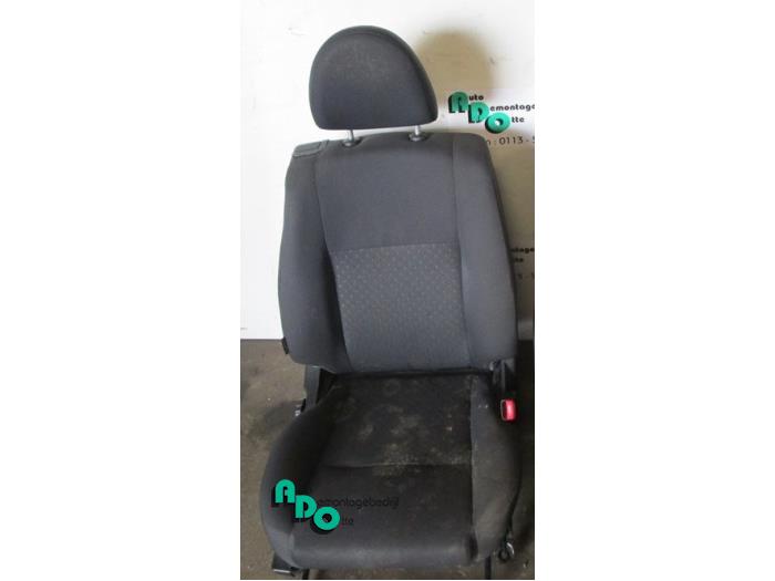 Seat, right from a Nissan Almera (N16) 1.5 16V 2005