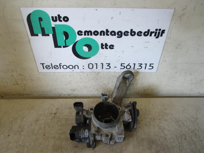 Throttle body from a Renault Clio (B/C57/357/557/577) 1.2 Eco Kat. 1997