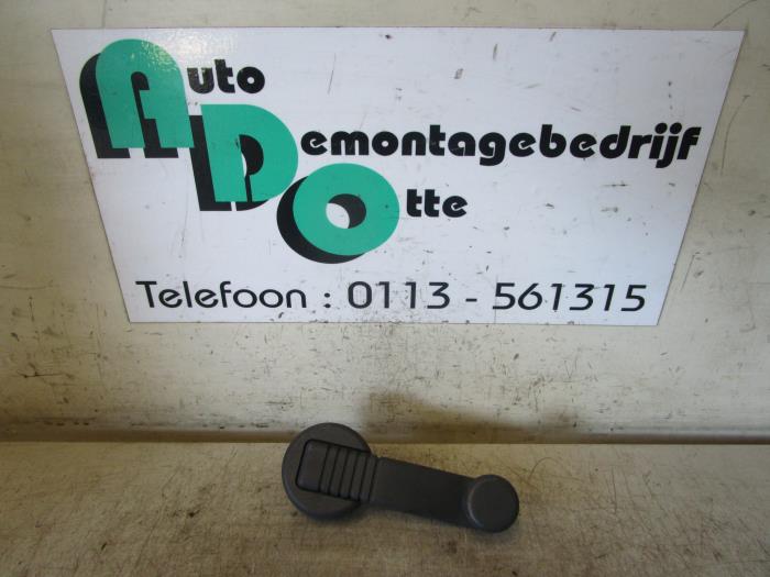 Usados Manivela de ventanilla Renault Clio (B/C57/357/557/577) 1.2 Eco Kat. Precio € 10,00 Norma de margen ofrecido por Autodemontagebedrijf Otte