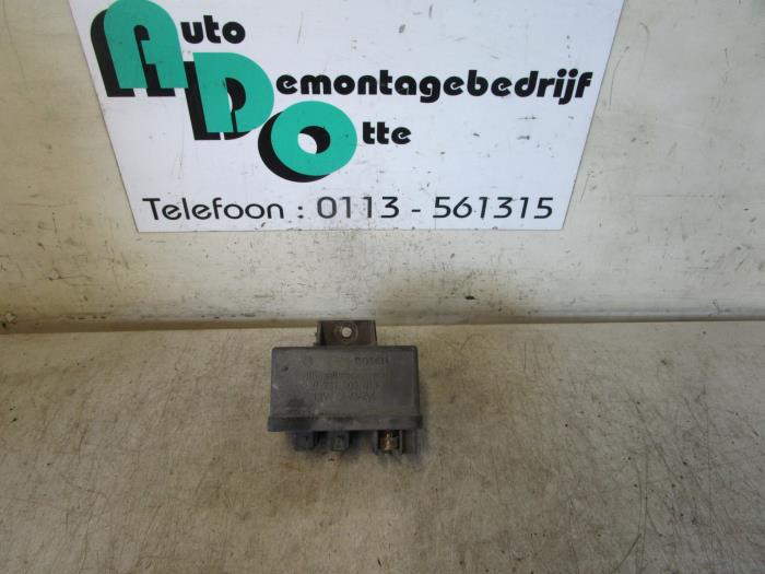 Glow plug relay from a Fiat Multipla (186) 1.9 JTD 105 SX,ELX 2001