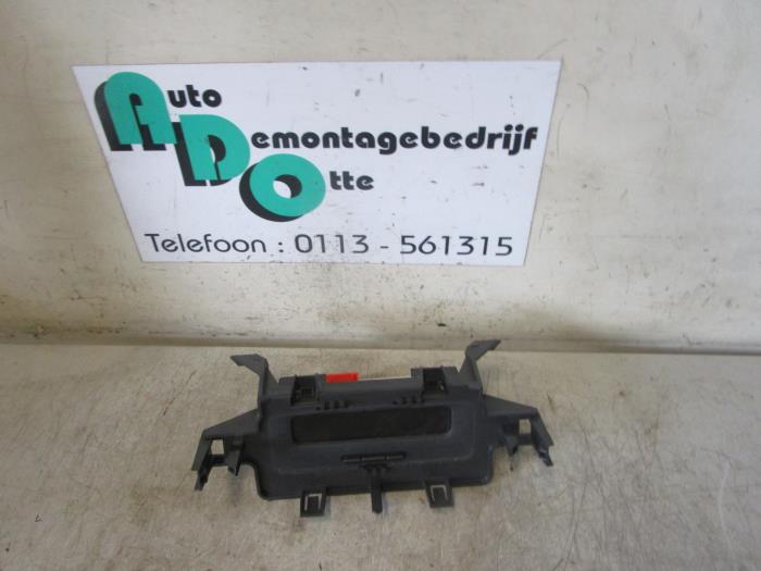 Begagnade Innerdisplay Renault Megane II Grandtour (KM) 2.0 16V Pris € 20,00 Marginaltabell erbjuds av Autodemontagebedrijf Otte