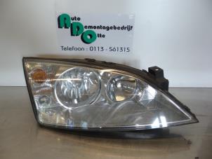 Używane Reflektor prawy Ford Mondeo III Wagon 2.0 TDdi 90 16V Cena € 60,00 Procedura marży oferowane przez Autodemontagebedrijf Otte