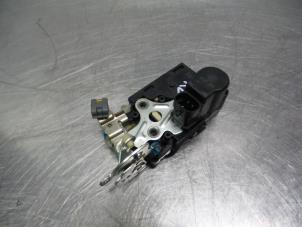 Usagé Serrure portière mécanique 4portes avant droite Chevrolet Spark 1.2 16V Prix € 30,00 Règlement à la marge proposé par Autodemontagebedrijf Otte