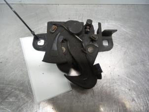Used Bonnet lock mechanism Volkswagen Fox (5Z) 1.2 Price € 10,00 Margin scheme offered by Autodemontagebedrijf Otte
