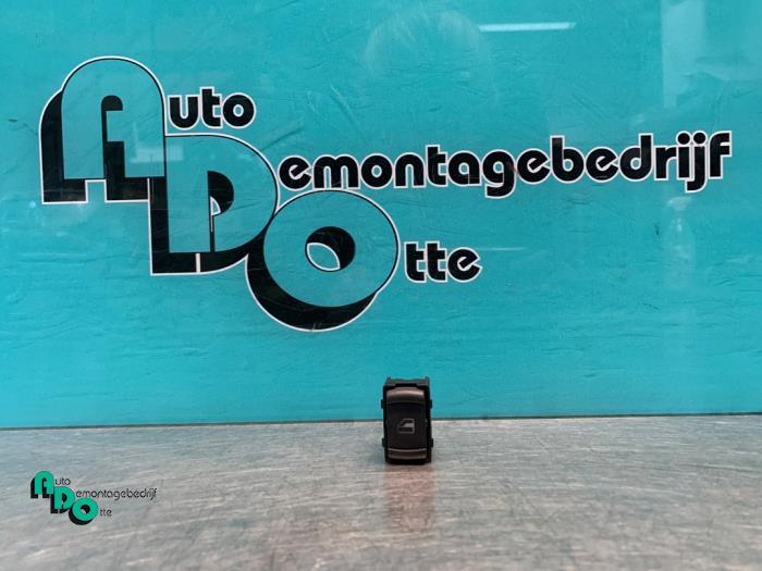 Usados Interruptor de ventanilla eléctrica Volkswagen Passat (3B2) 1.8 20V Precio € 10,00 Norma de margen ofrecido por Autodemontagebedrijf Otte