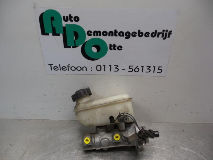 Used Master cylinder Kia Sorento I (JC) 2.4 16V Price € 60,00 Margin scheme offered by Autodemontagebedrijf Otte