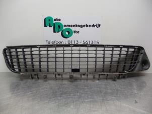 Used Bumper grille Opel Vectra C GTS 2.2 DIG 16V Price € 30,00 Margin scheme offered by Autodemontagebedrijf Otte