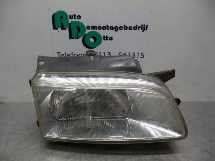 Headlight, right from a Citroën Berlingo 1.8 D 1998