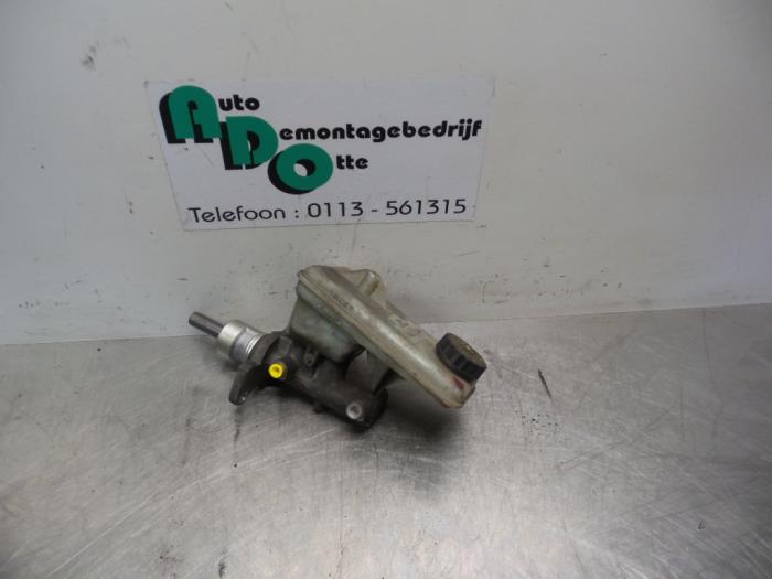Master cylinder from a Renault Trafic New (FL) 1.9 dCi 100 16V 2002