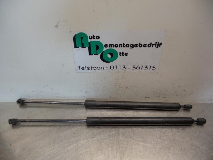 Set of tailgate gas struts from a Volkswagen Transporter/Caravelle T4 2.5 TDI 2003