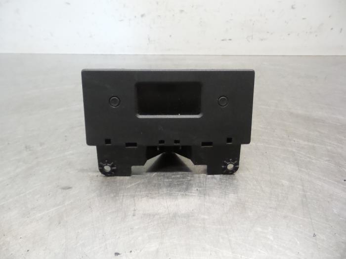 Begagnade Innerdisplay Peugeot 206 (2A/C/H/J/S) 1.6 XS,XT Pris € 15,00 Marginaltabell erbjuds av Autodemontagebedrijf Otte