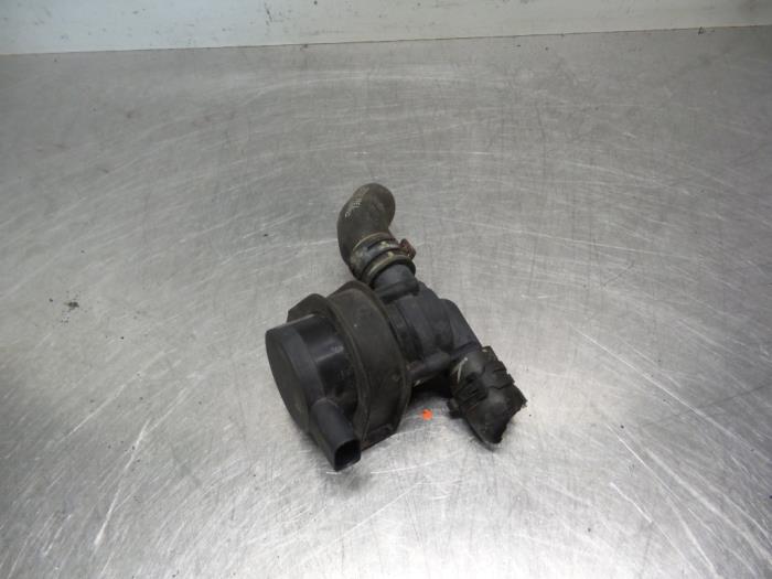 Begagnade Extra vattenpump Audi A4 Avant (B6) 2.4 V6 30V Pris € 30,00 Marginaltabell erbjuds av Autodemontagebedrijf Otte