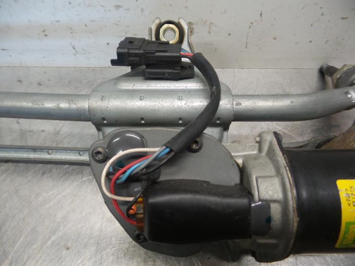 Wiper motor + mechanism from a Renault Trafic New (FL) 1.9 dCi 100 16V 2002