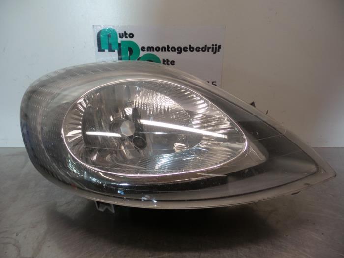 Headlight, right from a Renault Trafic New (FL) 1.9 dCi 100 16V 2002