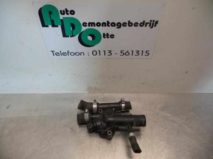Thermostat housing from a Renault Trafic New (FL) 1.9 dCi 100 16V 2002