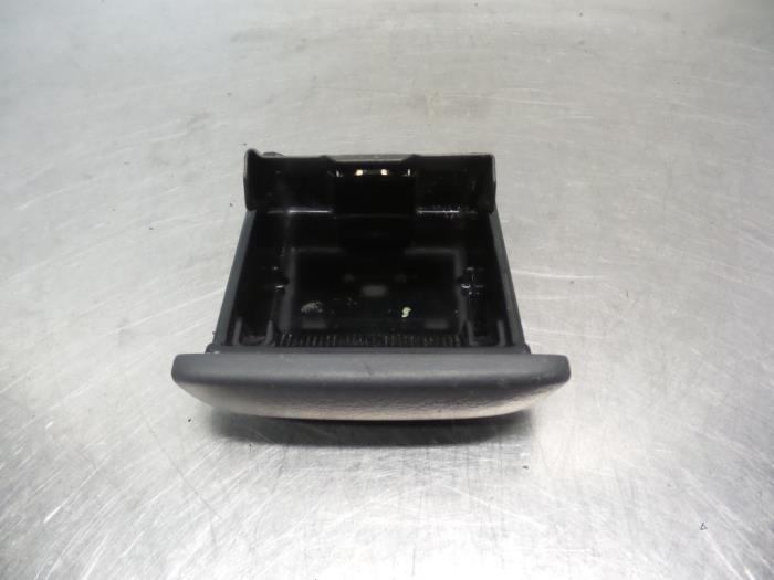 Begagnade Askkopp, fram Toyota Yaris (P1) 1.0 16V VVT-i Pris € 10,00 Marginaltabell erbjuds av Autodemontagebedrijf Otte