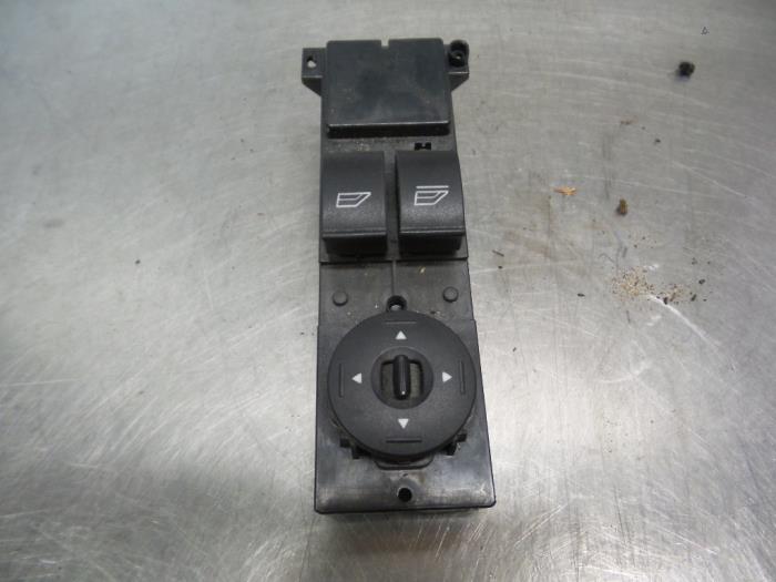 Usados Interruptor de ventanilla eléctrica Ford Focus 2 1.6 TDCi 16V 90 Precio € 15,00 Norma de margen ofrecido por Autodemontagebedrijf Otte