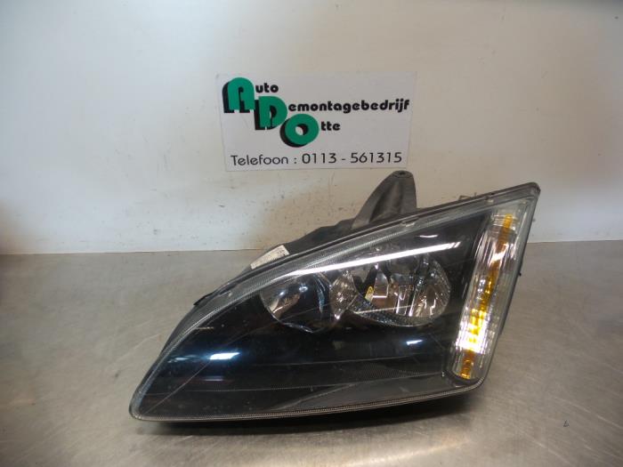 Headlight, left from a Ford Focus 2 1.6 TDCi 16V 90 2006