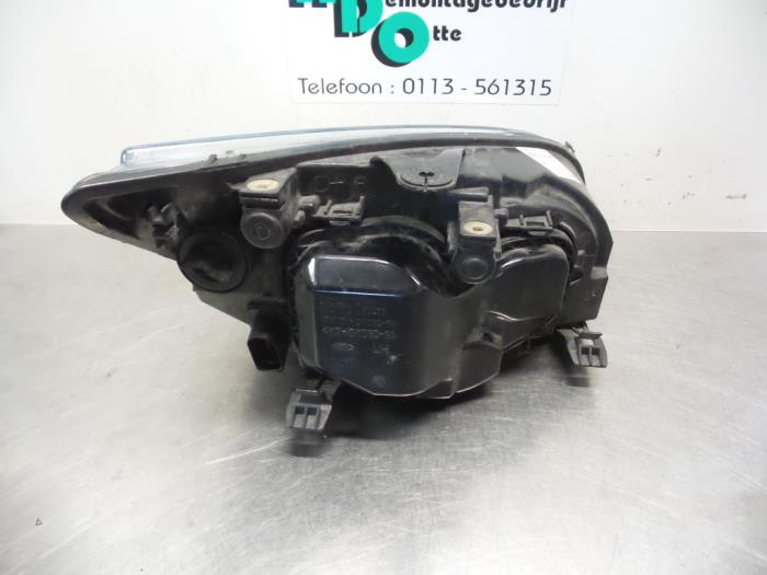 Headlight, left from a Ford Focus 2 1.6 TDCi 16V 90 2006