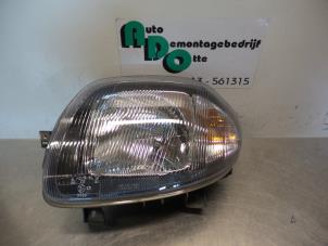 Used Headlight, left Renault Clio II (BB/CB) 1.2 Price € 20,00 Margin scheme offered by Autodemontagebedrijf Otte