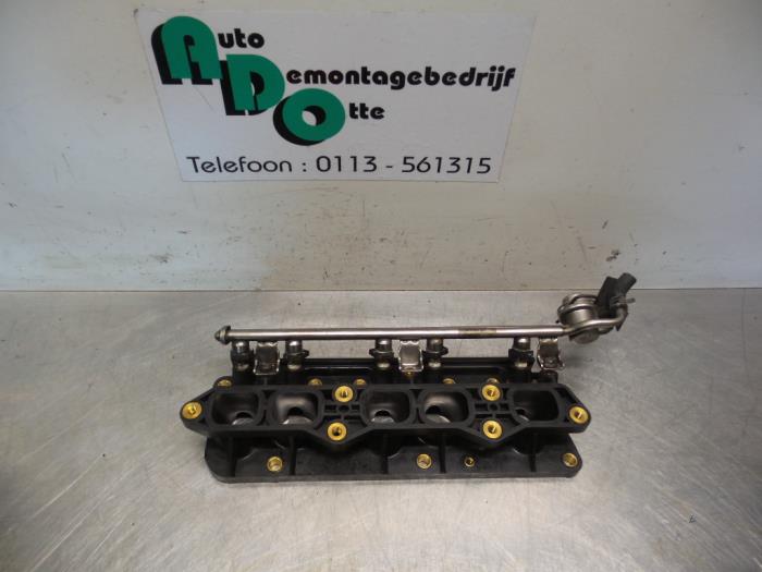 Fuel injector nozzle Volkswagen Passat Variant 2.3 VR5 - 071133317 AGZ