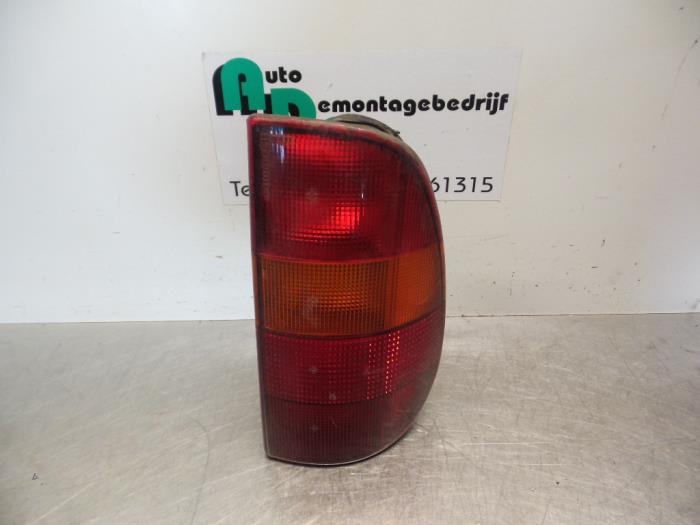 Taillight, left from a Volkswagen Caddy II (9K9A) 1.9 TDI 2000