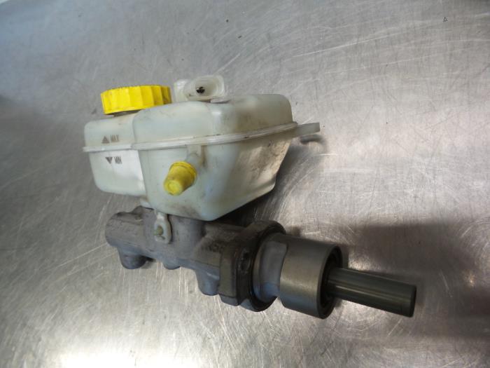 Master cylinder from a Volkswagen Polo IV (9N1/2/3) 1.4 16V 2004