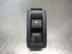 Usados Interruptor tapa de depósito Volkswagen Touran (1T1/T2) 1.6 FSI 16V Precio € 10,00 Norma de margen ofrecido por Autodemontagebedrijf Otte