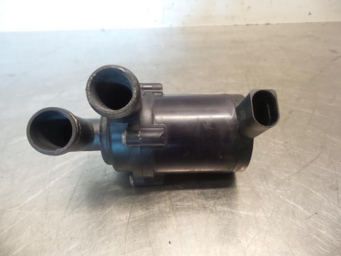 Begagnade Extra vattenpump Volkswagen Touran (1T1/T2) 1.6 FSI 16V Pris € 20,00 Marginaltabell erbjuds av Autodemontagebedrijf Otte