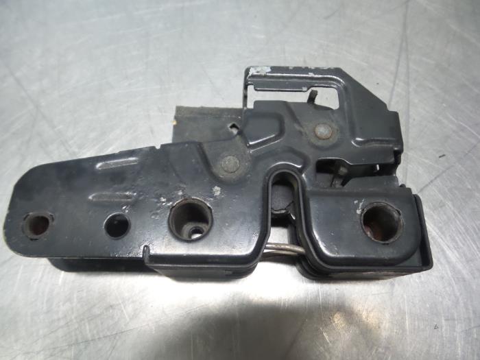 Bonnet lock mechanism from a Seat Ibiza III (6L1) 1.2 12V 2002
