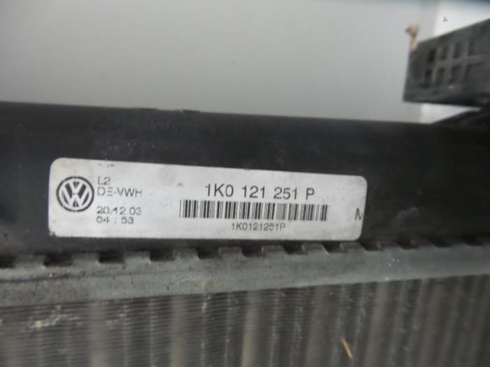 Radiador de un Volkswagen Touran (1T1/T2) 1.6 FSI 16V 2004
