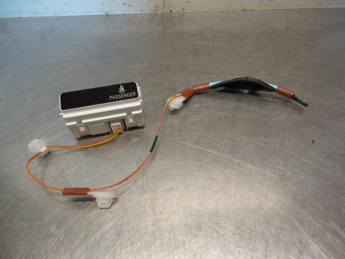 Begagnade Innerdisplay Toyota Prius (NHW20) 1.5 16V Pris € 20,00 Marginaltabell erbjuds av Autodemontagebedrijf Otte