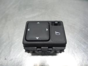 Usados Interruptor de retrovisor Nissan Micra (K12) 1.2 16V Precio € 20,00 Norma de margen ofrecido por Autodemontagebedrijf Otte