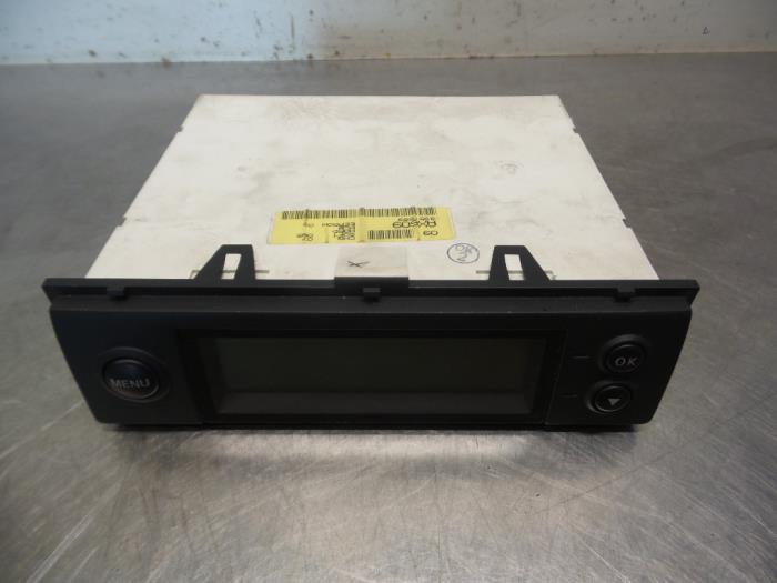 Begagnade Innerdisplay Nissan Micra (K12) 1.2 16V Pris € 30,00 Marginaltabell erbjuds av Autodemontagebedrijf Otte