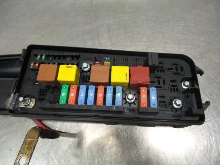 Fuse box Opel Vectra C GTS 1.8 16V - 460023260 GM