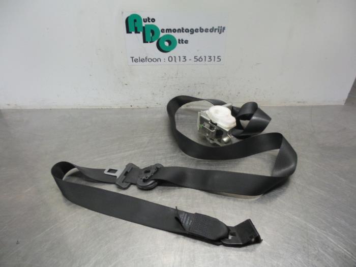 Front seatbelt, left from a Opel Vectra C GTS 1.8 16V 2003