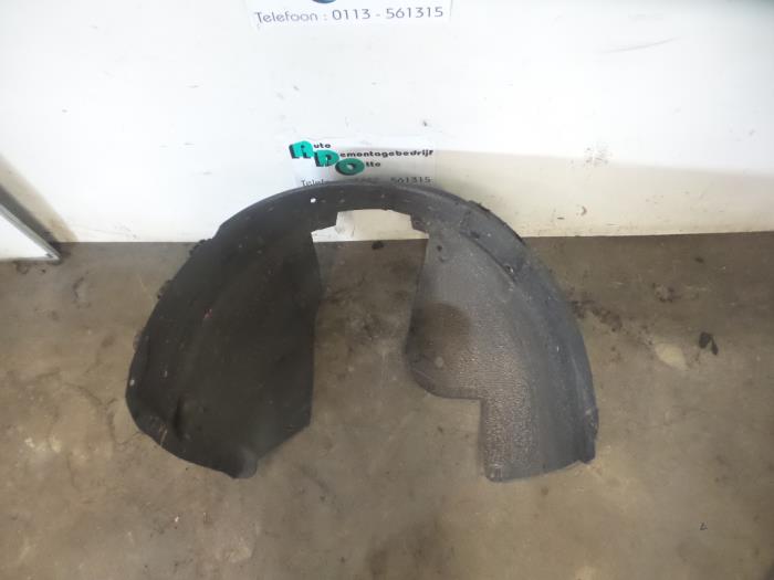 Wheel arch liner from a Opel Astra H SW (L35) 1.7 CDTi 16V 2005