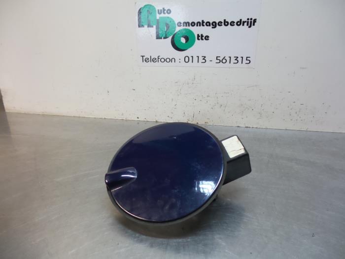 Tank cap cover from a Opel Astra H SW (L35) 1.7 CDTi 16V 2005